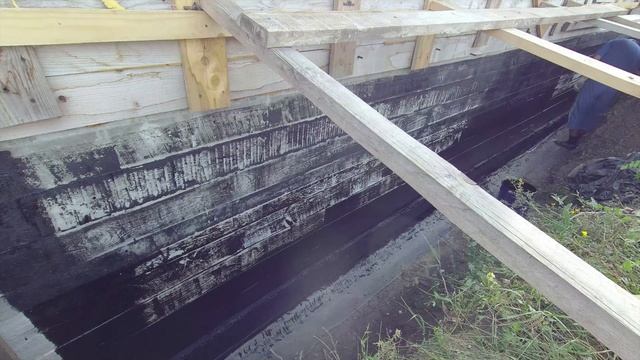 067 Продолжаю делать гидроизоляцию фундамента. Стройка дома своими руками смотреть онлайн