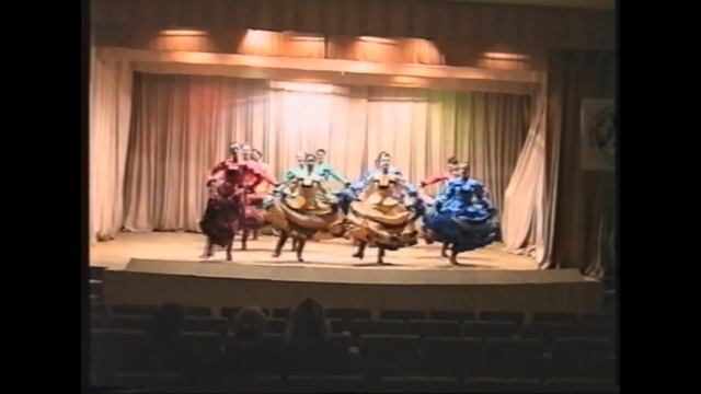 "Казачий танец". Постановка Киры Черданцевой 1996 год. Ансамбль народного танца "Каблучок" (Архив) смотреть онлайн