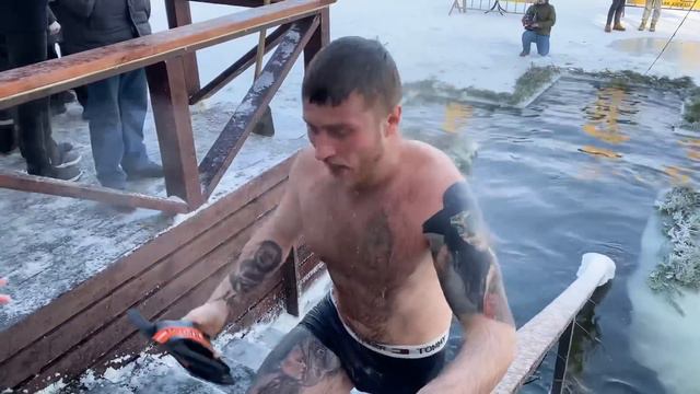 КУПАНИЕ НА КРЕЩЕНИЕ, КУПАНИЕ В ПРОРУБИ НА КРЕЩЕНИЕ, 2021 КУПАНИЕ ДЕВУШЕК смотреть онлайн