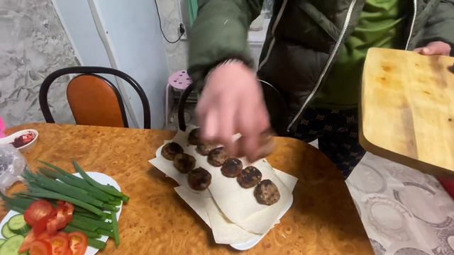 МУКБАНГ рыбка | жареная курица | котлеты на костре 🙌 смотреть онлайн