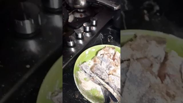 Рецепт вкусной жареной рыбы#fish #быстрыйрецепт #ужиннасковороде смотреть онлайн