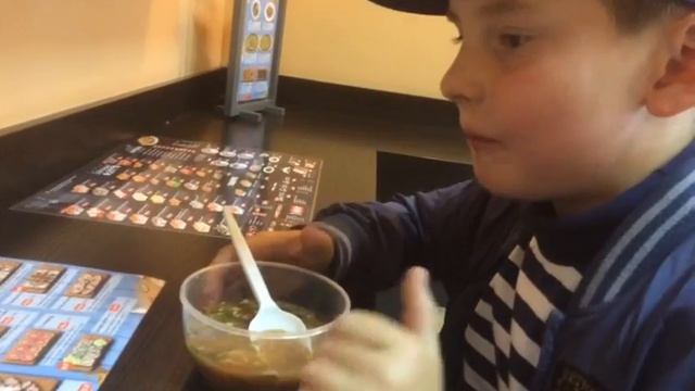 ем первый раз острый китайский суп 