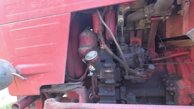 Заводим старый красный трактор из заброшенного гаража | AOneCool