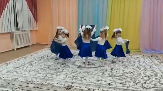 группа" Капельки"- танец" Синий платочек" смотреть онлайн
