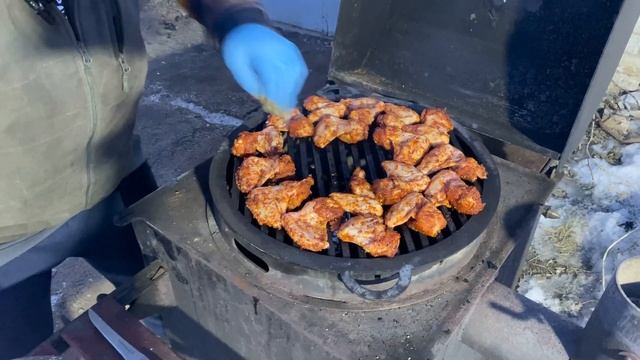 СОЧНАЯ ножка БАРАШКА в ТАНДЫРЕ и КРЫЛЫШКИ BBQ с пряным дробленым перчиком! смотреть онлайн