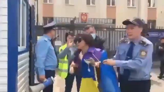 Акция возле консульства РФ в Алматы Казахстан в поддержку Украины и ее последствия.