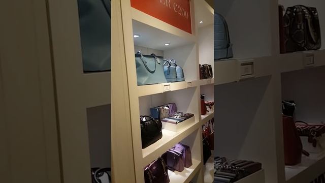Coach store in la vallee village смотреть онлайн