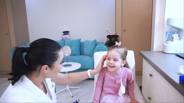 Прокалываем ушки и выбираем первые сережки смотреть онлайн