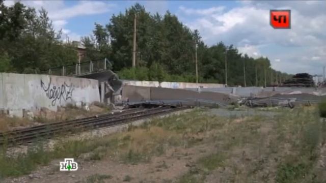 В Красноярске обрушился пешеходный мост