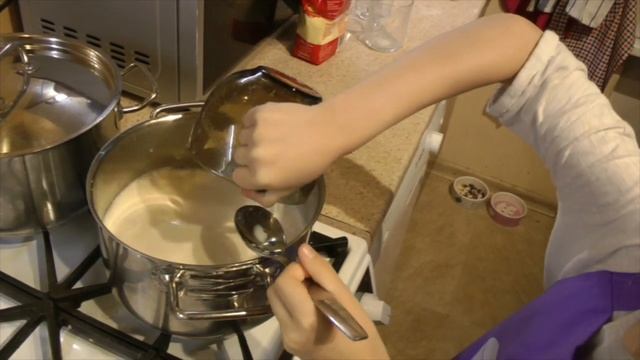 Манная каша. Готовят дети. Дебют Ульяны. Вера готовит (учила). смотреть онлайн