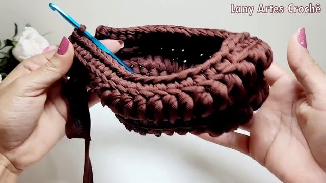 BOLSA DE CROCHÊ EM FIO DE MALHA COM PONTO FANTASIA EM CROCHÊ E BASE INTEIRIÇA смотреть онлайн