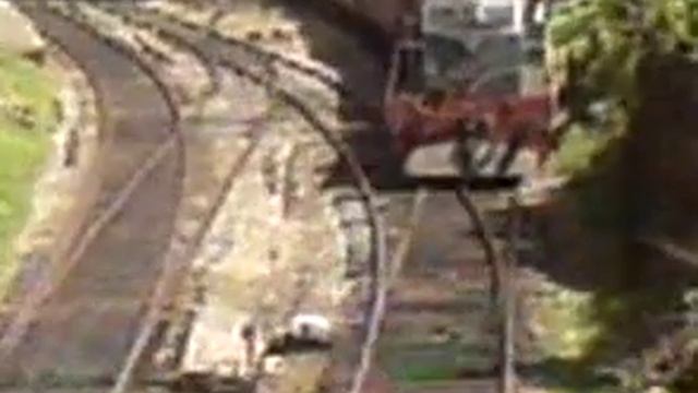 Mount Lavinia railway station, Sri Lanka. смотреть онлайн