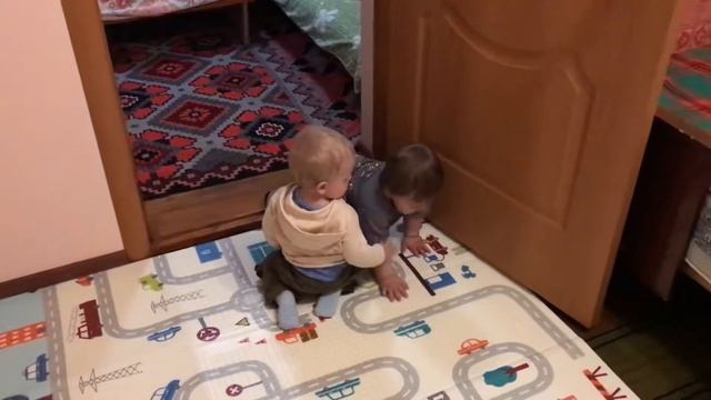 Малыши SashaMisha играют с дверью. Прищемят ли малыши пальцы? Смотреть до конца смотреть онлайн