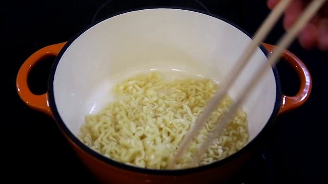 Samyang Buldak Carbonara Ramen - Stir-Fry Noodles смотреть онлайн