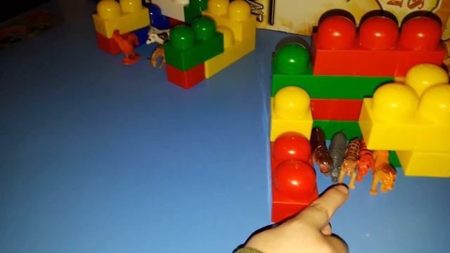 Играем Ферма Животные Фермер Храбрые и не храбрые Сарай из кубиков смотреть онлайн