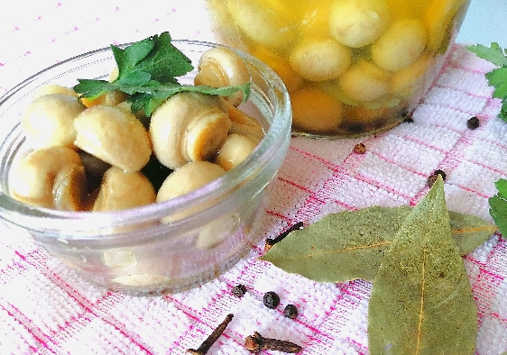 Маринованные шампиньоны.