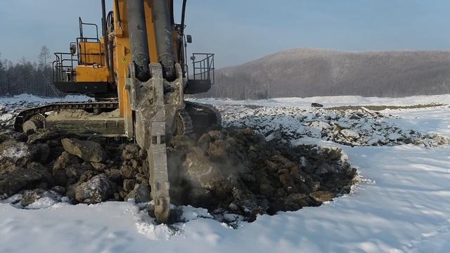 Экскаватор Hyundai R1200 с навесным оборудованием «RockBoom» смотреть онлайн