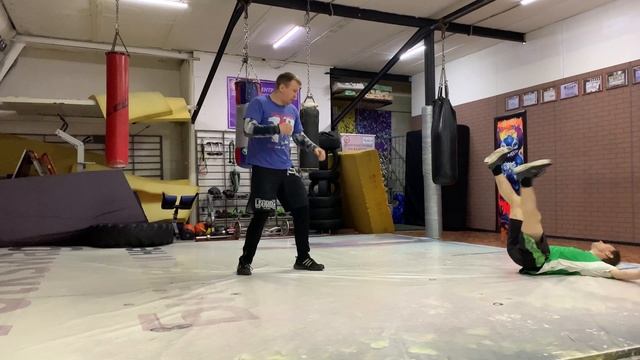 Боец MMA против блогера / MMA Fighter vs Blogger смотреть онлайн