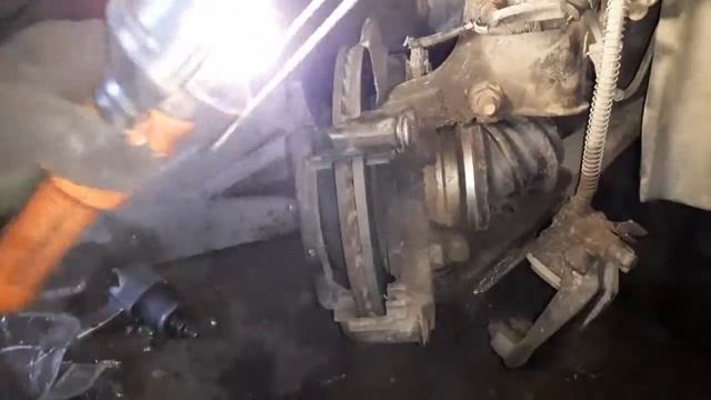 Замена колодок и направляющих шпилек тормозного суппорта