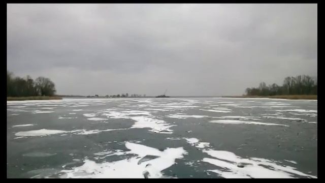 В заливах реки Волги у Сызрани лёд, а на Волге еще ходят суда смотреть онлайн