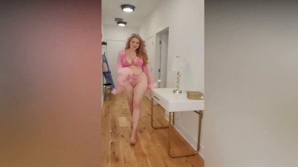 Lilli Luxe Attractive American Curvy Fashion Model Wiki Biography Age Instagram Stars Plus Size