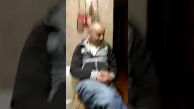 Что он пьяный или укуреный!!! смотреть онлайн