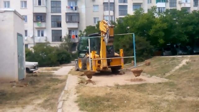 Копия видео "Как экскаватор выдернул столбы для выбивали ковров" смотреть онлайн