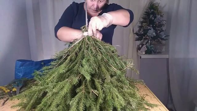 Новогодний Гном из еловых веток смотреть онлайн