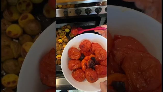 Жареное мясо из косули с гарнирами ✅ #кухня #рецепты #мясо #картошка #помидор #баклажаны #соус #еда смотреть онлайн