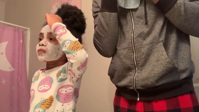 Olivia’s Face Mask with Dad - Que Bella Mud Mask (Lavender Oil & Amethyst Extract) смотреть онлайн