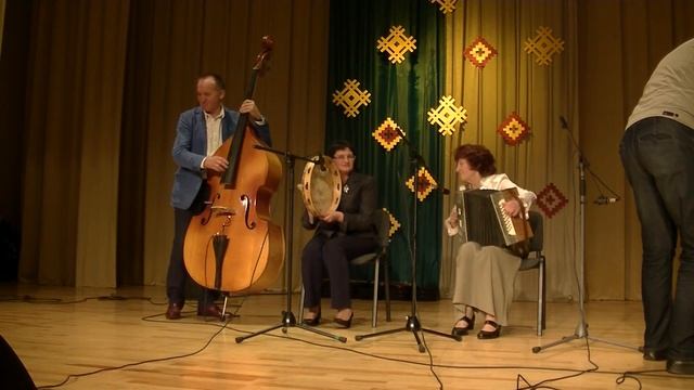 На гармони играет Ирена Знутеня,вечеринка в Пушмуцова. смотреть онлайн