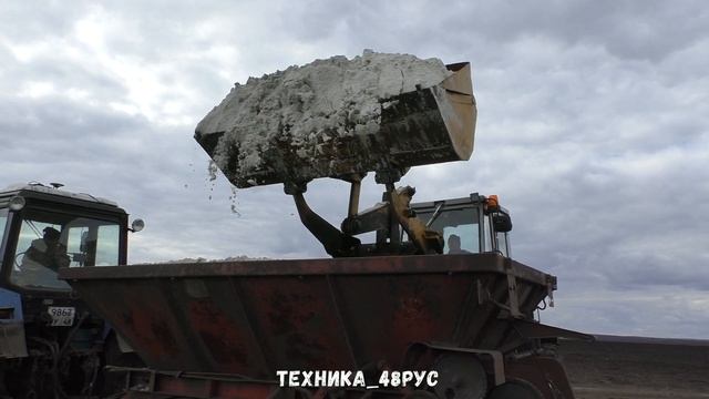 Внесение удобрений. Беларусы и советские прицепные РУМы. Погрузчик ТО-30 на погрузке. Весна - 2021 смотреть онлайн