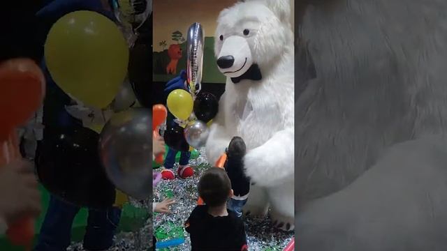 Белый мишка. День рождения у веселого мальчика. смотреть онлайн