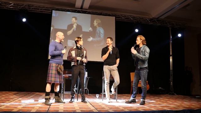 @GrahamMcTavish and @SamHeughan sing at #Jibland смотреть онлайн