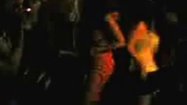 Девушка в розовом платье танцует в ночном клубе.Sweet girl in pink dress dancing in night club. смотреть онлайн
