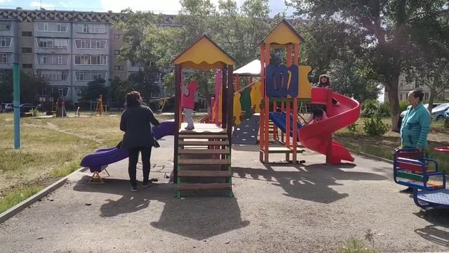 Детская и спортивная площадки в нашем дворе 5-22. Город Лисаковск, 27 июня, 2020 смотреть онлайн