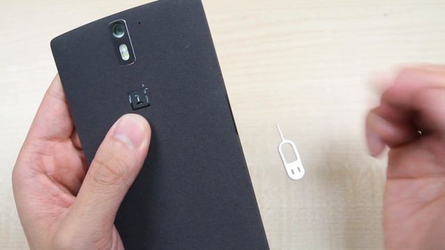 OnePlus One - How to change the SIM card смотреть онлайн