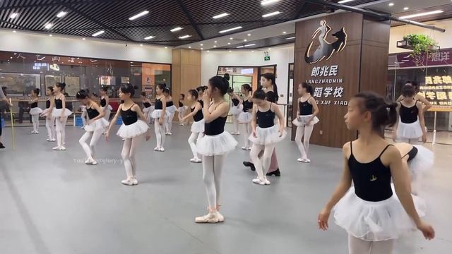 Chinese ballet dance students daily training. lzm смотреть онлайн