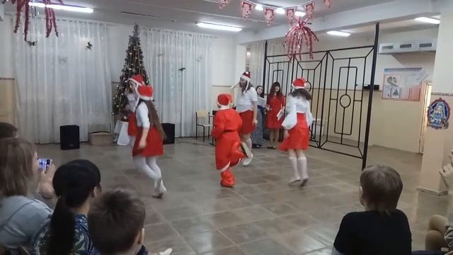 Новый год в школе. 2018г.(г. Саки Крым 5 класс, шк. 3) смотреть онлайн