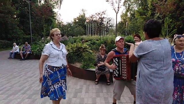 Парк Кузьминки танцы и песни под гармонь 10.06.21 смотреть онлайн