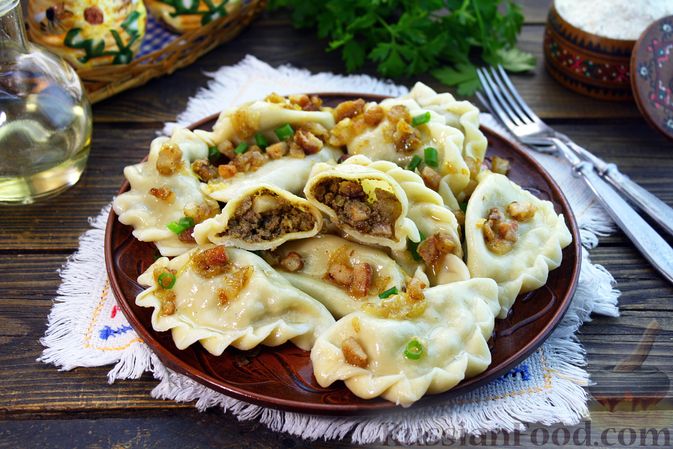 Дважды сытно.
ВАРЕНИКИ С ПЕЧЕНЬЮ И КОПЧЁНЫМ САЛОМ