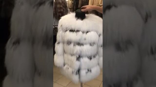 Шуба из белой арктической лисы, в магазинах производителя смотреть онлайн