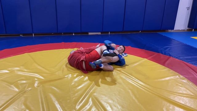 #13 ❗САМБО для всех❗Классический РЫЧАГ КОЛЕНА (KNEEBAR) в атаке со стороны ног. Школа самбо Sambi.s смотреть онлайн