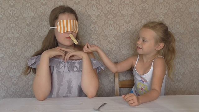 ПОНЮХАЙ Или СЪЕШЬ Челлендж Смешное Видео для Детей /// Masha PrankShow