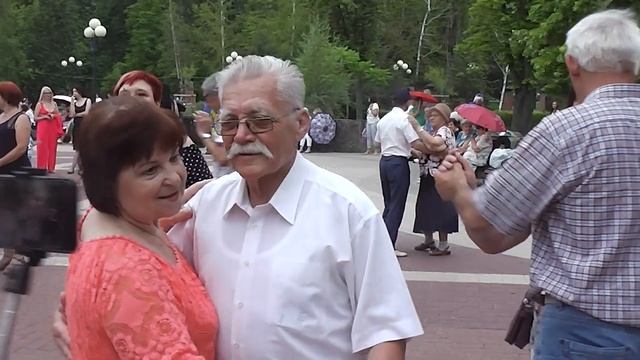 Танцы в парке Победы.Белгород. смотреть онлайн