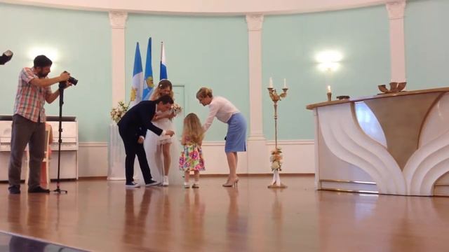 Маленькая девочка Василиса подносит свадебные кольца смотреть онлайн