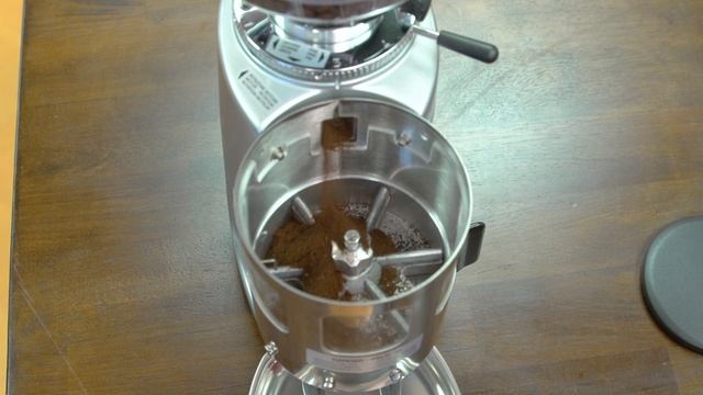 iDrinkCoffee.com Comparison - Doser vs Doserless Espresso Grinders смотреть онлайн