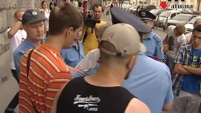 10.07.2015 - Депутата горсовета облили зеленкой смотреть онлайн