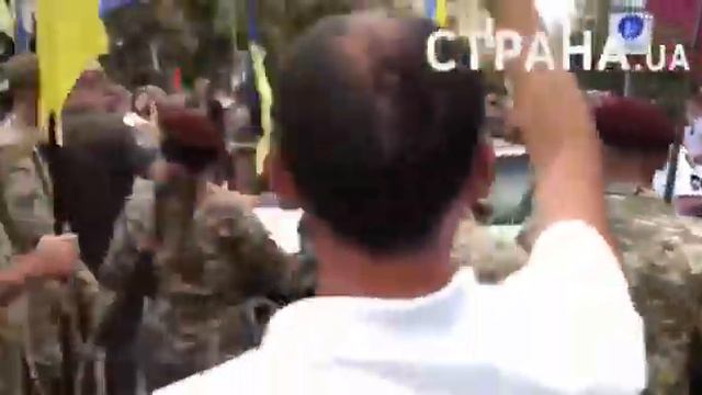 Бывшего президента Украины Петра Порошенко облили зеленкой на Улице в Киеве смотреть онлайн