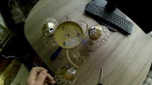 Снять старую люстру и повесить новую. Особенности подключения одному.